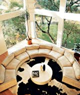 #open #livingroom #curvy #sofa #large #windows #bright #conversation #area

Photo by Peter Yang