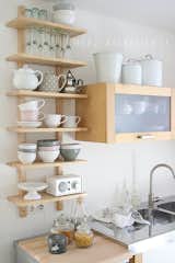 #storage #interior #modern #moderndesign #interiordesign #shelving #openshelving  #kitchen 

Photo courtesy of Nadine
