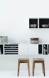 #storage #interior #modern #moderndesign #interiordesign #shelving #chair #white #openshelving 
