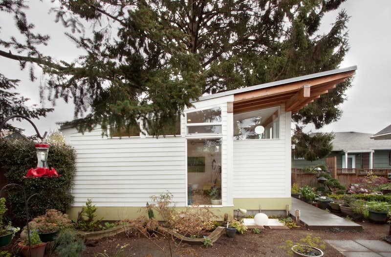 A Tiny Backyard Studio in Seattle Filled With Midcentury Finds - Dwell