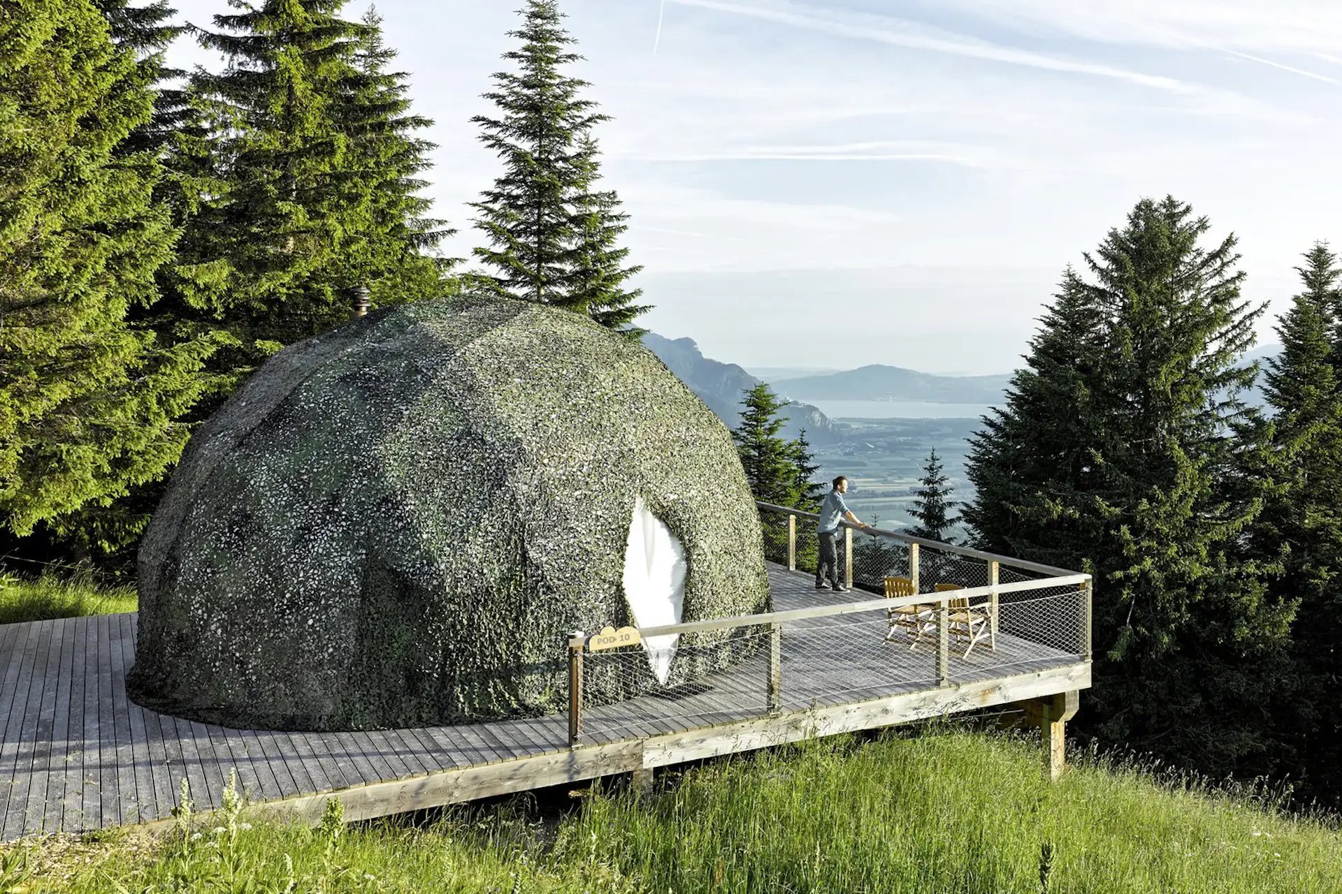 The color of the pods is adapted to fit each season: white in the winter and green in summer.