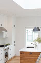 The all-white countertops are easy to maintain, as high-quality quartz can be cleaned with a soft cloth and warm water, and does not easily stain.&nbsp;&nbsp;