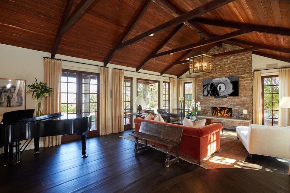 John Stamos of “Full House” Lists His Bachelor Pad of 14 Years For 6