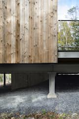 The steel platform enabled the architects to site the building on a slope without digging a deep foundation.