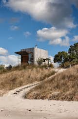 Perched quietly on the dunes of New Zealand’s Coromandel Peninsula, Hut on Sleds serves as a small, sustainable beach retreat for a family of five.