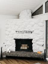 HDG Architecture Kundig Hissong House living room fireplace