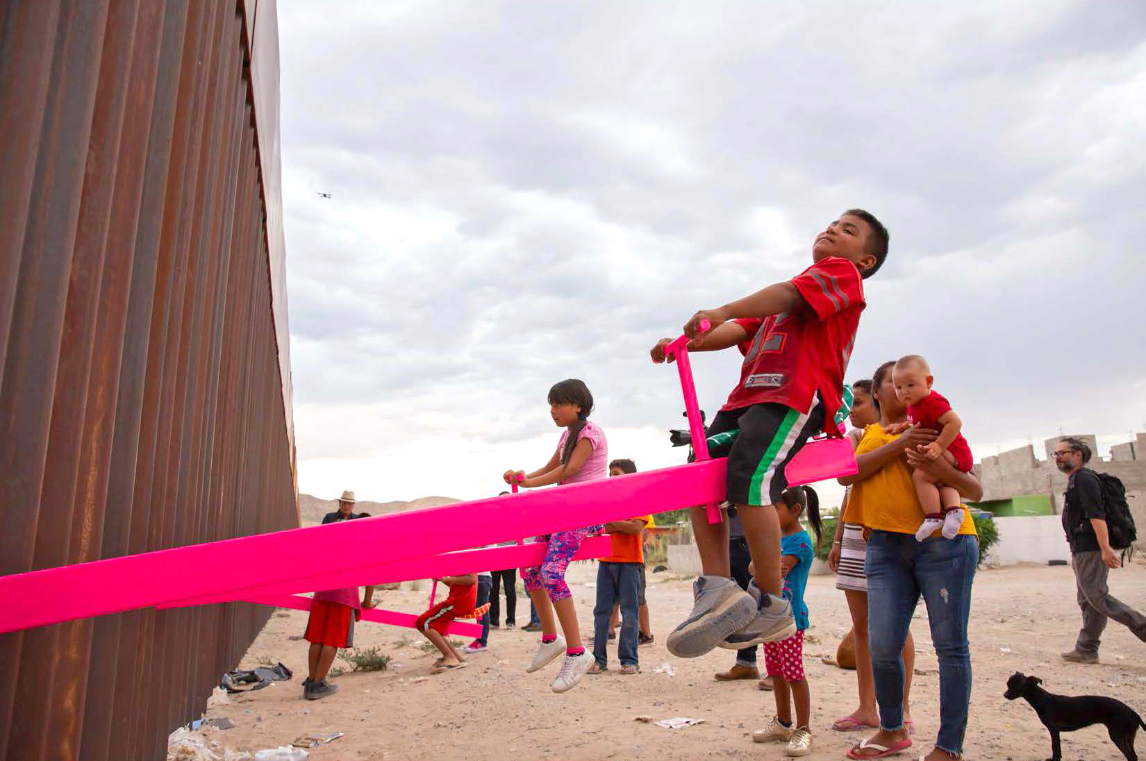 FACETASM ファセッタズム 20AW MEXICAN BORDER SIDE SLIT SHIRT Pink MORK-SH-U02 メキシカンストライプ ボーダーストライプ長袖シャツ マルチ Pink Seesaws Let Kids Play Together Across the U.S.–Mexico Border