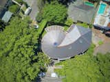 An aerial view reveals the home’s snail-shaped exoskeleton. The domed portion and central oculus defines much of the public spaces, while the extension holds private areas.