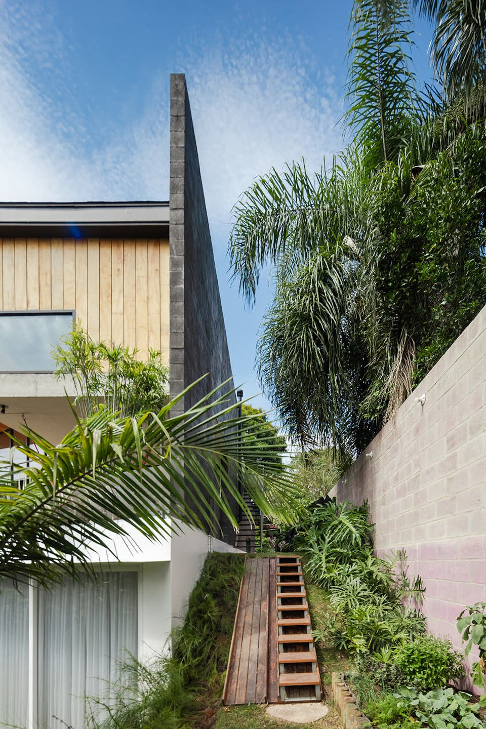 Photo 18 of 19 in A São Paulo Home Welcomes Guests With an Invitingly ...