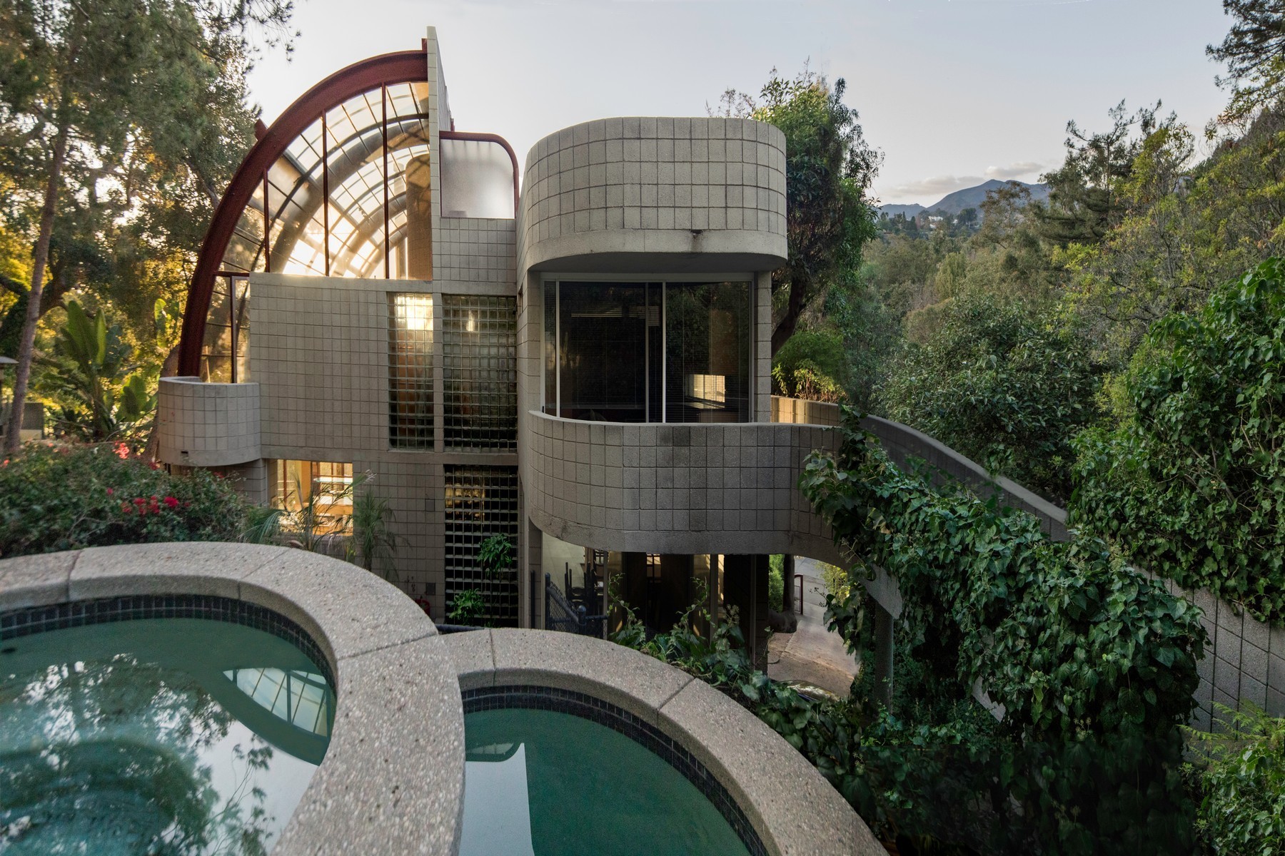 kapi’s house An Imposing Concrete, Glass, and Steel Home by Ray Kappe