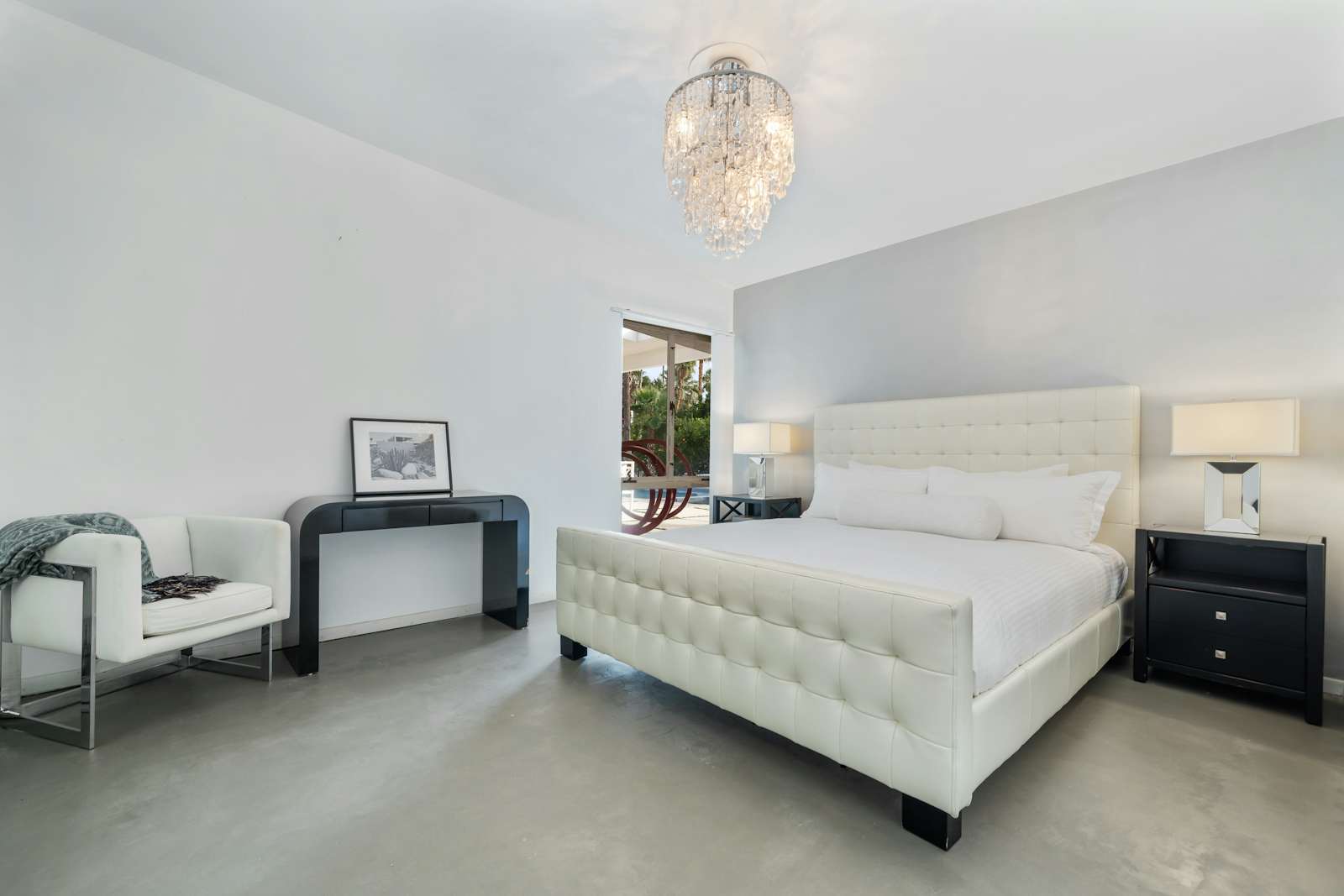 An Iconic Old Hollywood Hang in Palm Springs Relists for 1.4M Dwell