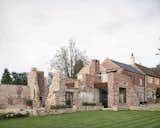 Located&nbsp;about an hour northwest of London in Northamptonshire, a Grade II listed Victorian home was extended to encompass an adjacent cattle barn and historic ruin.