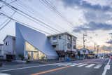 A Japanese Painter’s Wedge-Shaped Home Tucks its Living Space Behind a Gallery Wall