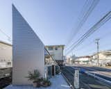 A Japanese Painter’s Wedge-Shaped Home Tucks its Living Space Behind a Gallery Wall - Photo 3 of 10 - 
