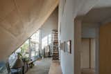 A Japanese Painter’s Wedge-Shaped Home Tucks its Living Space Behind a Gallery Wall - Photo 5 of 10 - 