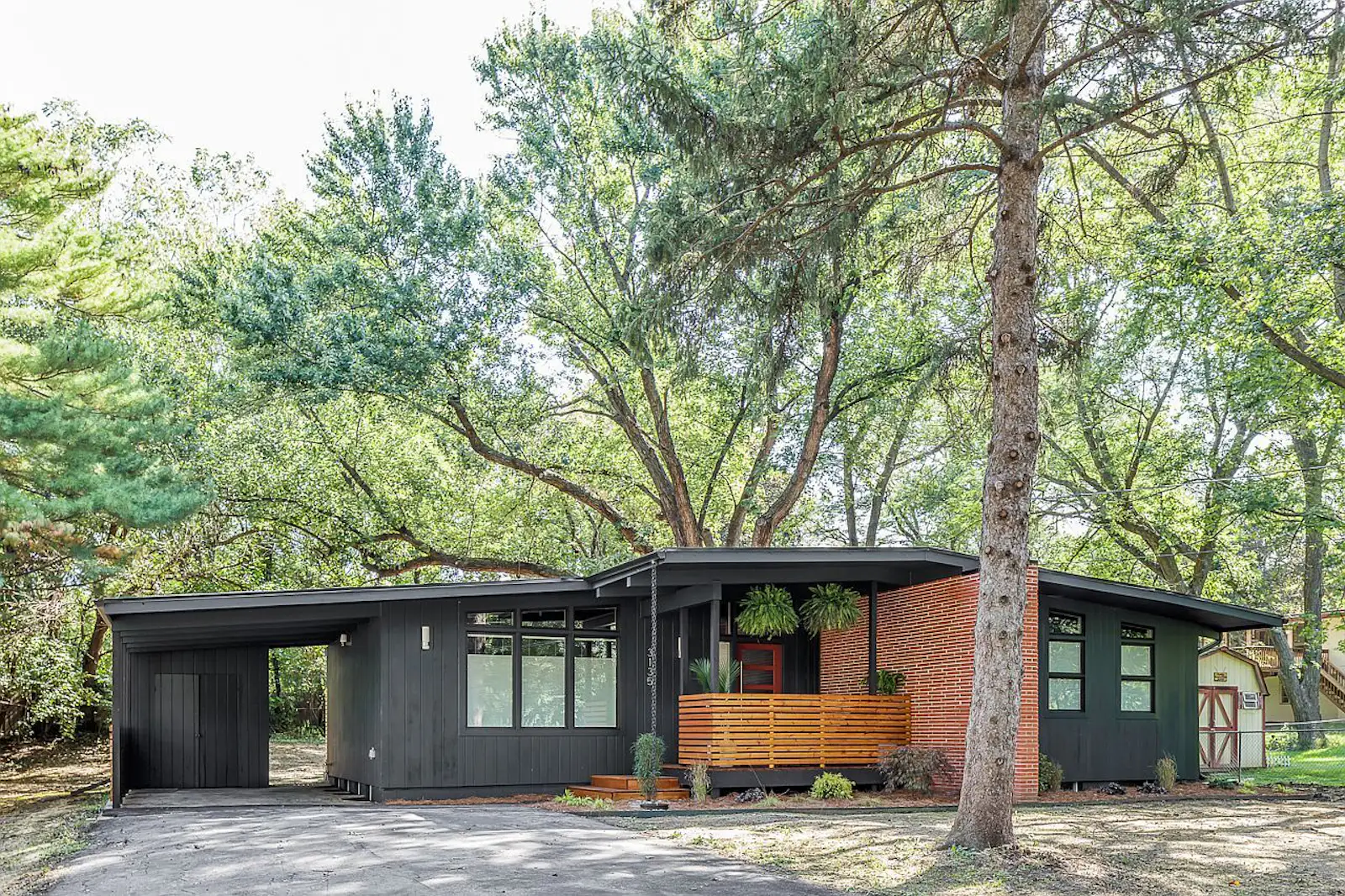 Photo 3 Of 21 In Before After A Renovated Iowan Midcentury House 