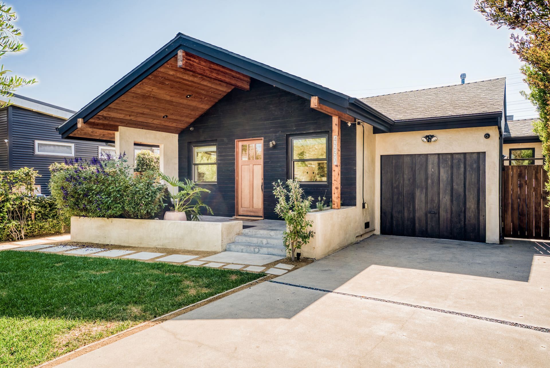 Photo 14 Of 15 In In Los Angeles, A Remixed Craftsman Bungalow Lists ...