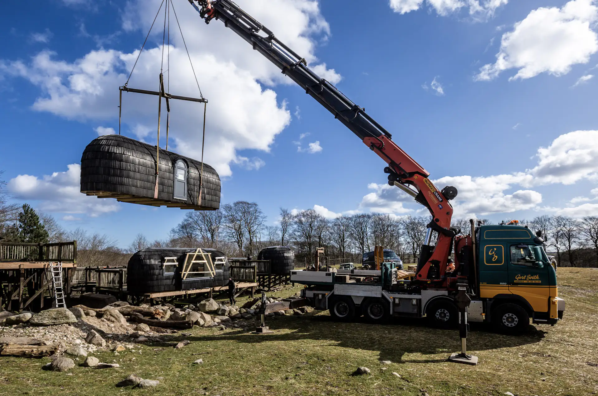 With the elevated platforms built in advance, the on-site work largely required setting each unit in place. "These clients were very professional, with the knowhow and preparation," says Ristna.