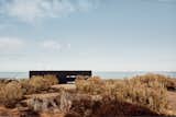 A Streamlined Home in Chile Straddles the Line Between Desert and Ocean - Photo 10 of 10 - 