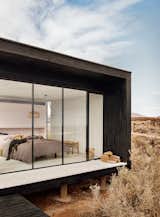 A Streamlined Home in Chile Straddles the Line Between Desert and Ocean - Photo 6 of 10 - 