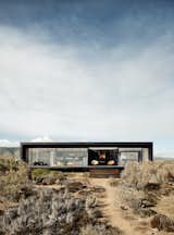 A Streamlined Home in Chile Straddles the Line Between Desert and Ocean - Photo 2 of 10 - 