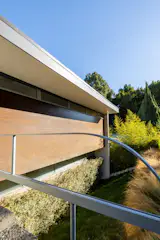 Strong horizontal lines hint at the home’s broad, open plan.