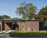 Sherry Birk and Anthony Orona, tapped HR Design Dept, whose co-principal, Eric Hughes, is a longtime friend of Anthony’s, to design the midcentury-inspired, one-story house in Austin. The dark metal fascia emphasizes the home’s horizontality and complements the earth-toned brick facade.
