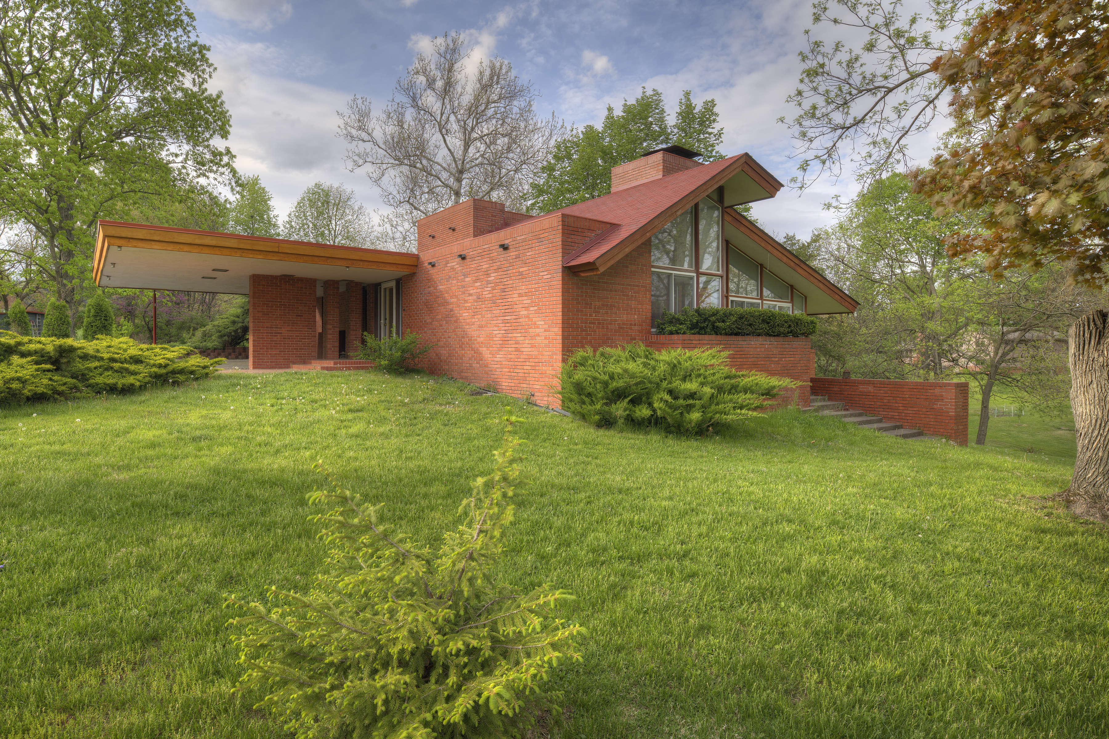 A Frank Lloyd Wright Masterpiece in Iowa Is Now Quietly