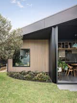An Angled Expansion Gives a Bungalow in Melbourne an Open-Air Slant - Photo 12 of 14 - 