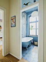 A cast-iron tub gets a coat of blue that matches the ceiling and the floors, making for a calming environment that’s still colorful.