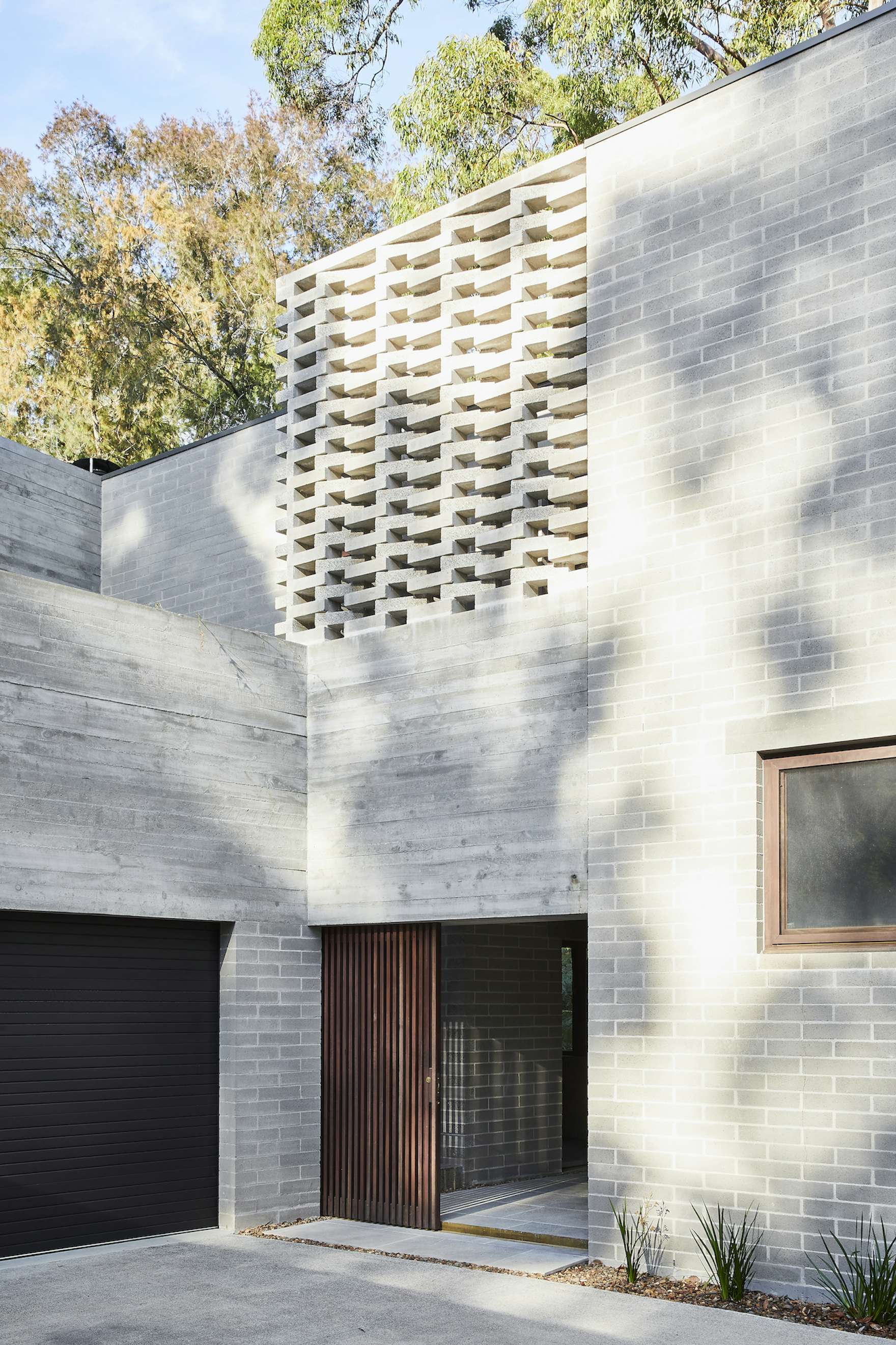 Photo 3 of 20 in A Brutalist-Inspired Home in Australia Maintains a ...