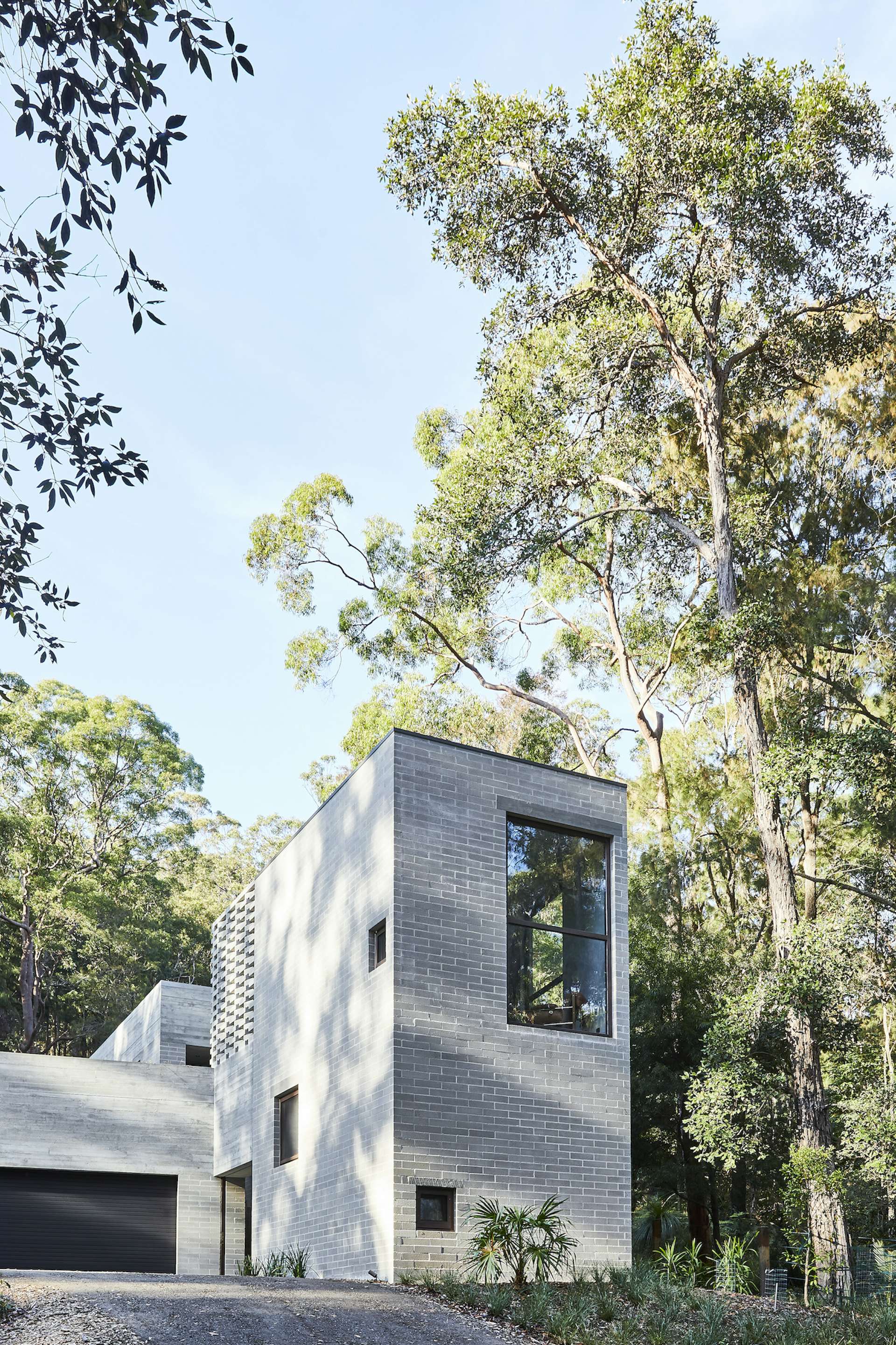 Photo 3 of 20 in A Brutalist-Inspired Home in Australia Maintains a ...