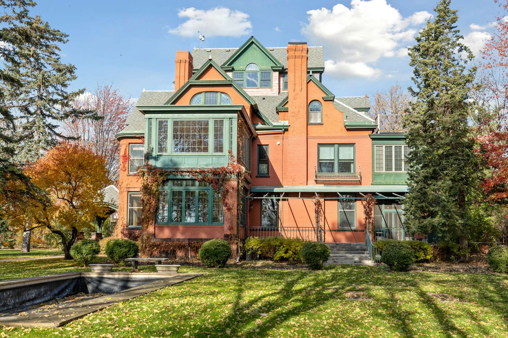 Photo 1 of 16 in 1.85M Will Land You the Tallest Home in Saint Paul