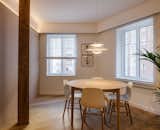 A Timber-Heavy Apartment in Spain Is Anything but Wooden - Photo 13 of 23 - 