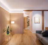 A Timber-Heavy Apartment in Spain Is Anything but Wooden - Photo 14 of 23 - 