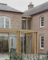 A Glass Extension Enlivens an Old Georgian-Style Home in Rural England - Photo 13 of 13 - 