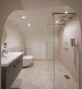 The porcelain tile from the courtyard is repeated in the bathroom, on walls and ceiling.