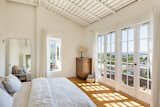 Take advantage of a spectacular view and position your bed to face a wall of French doors.&nbsp;