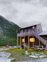 A stay at the Tungestølen hiking cabin includes breakfast, a self-made lunch pack, and dinner.&nbsp;