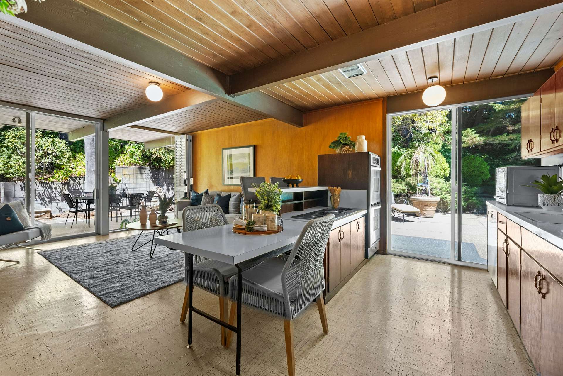 Photo 5 of 10 in This ’60s Eichler Has FloortoCeiling Windows in