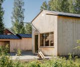 Pernilla collaborated with local craftspeople to utilize different types of woodwork throughout the house. The facade’s vertical spruce panels were sourced nearby, and the steel roof was manufactured in the area.