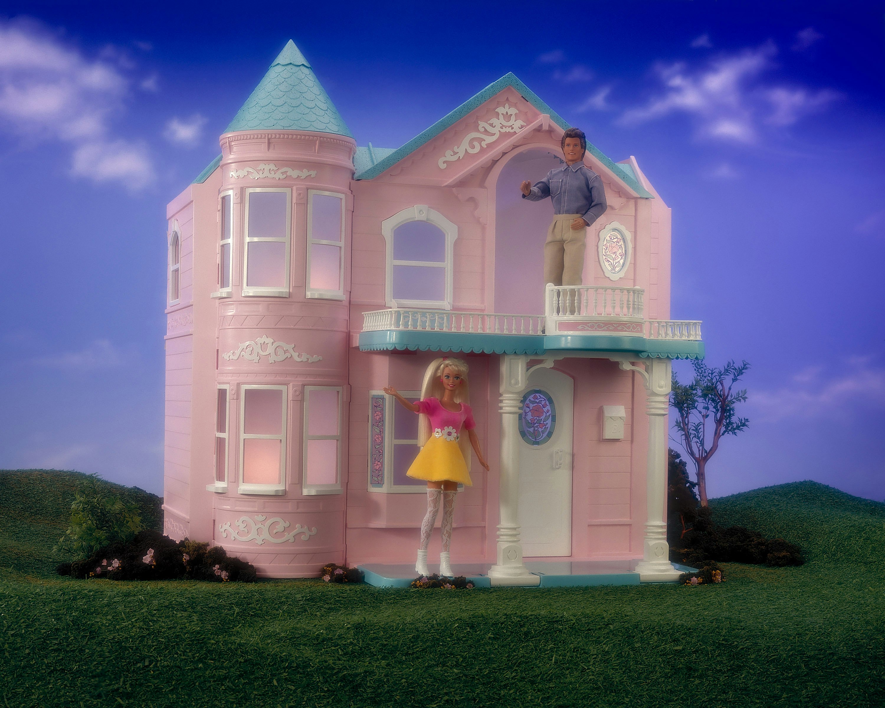 is there a way to fold the dreamhouse once it's been assembled