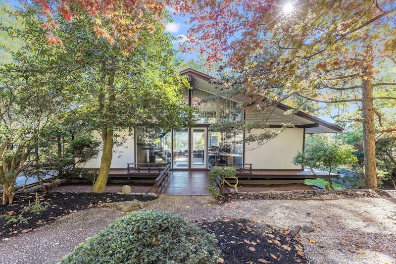 Photo 2 of 23 in For Less Than $1M, a Rare Home by Edward Durell Stone ...