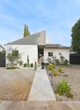 The house presents an unassuming facade to the street, blending in with the neighborhood. Despite its boldly alter-native plan, it doesn’t stray far from the quintessential L.A. vernacular. “The quotidian look is a stucco box with an asphalt shingle roof,” says Freyinger. “Here you go. It’s a stucco box with an asphalt shingle roof.”