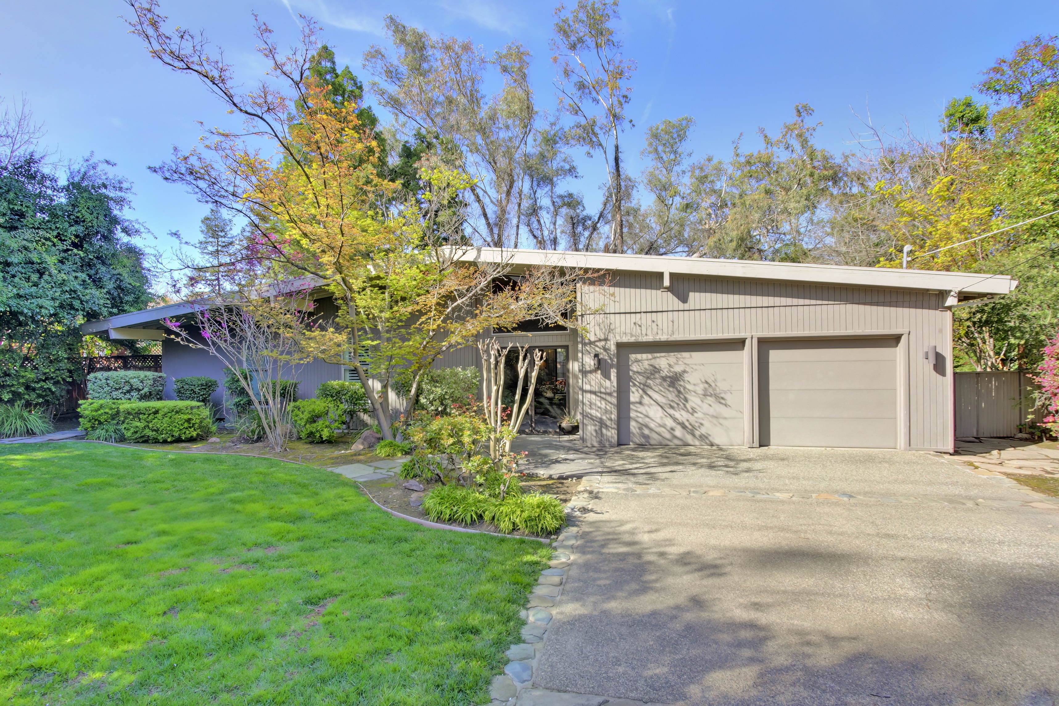 In Sacramento A Midcentury Home With A Secret Garden Seeks 999K Dwell   Original 