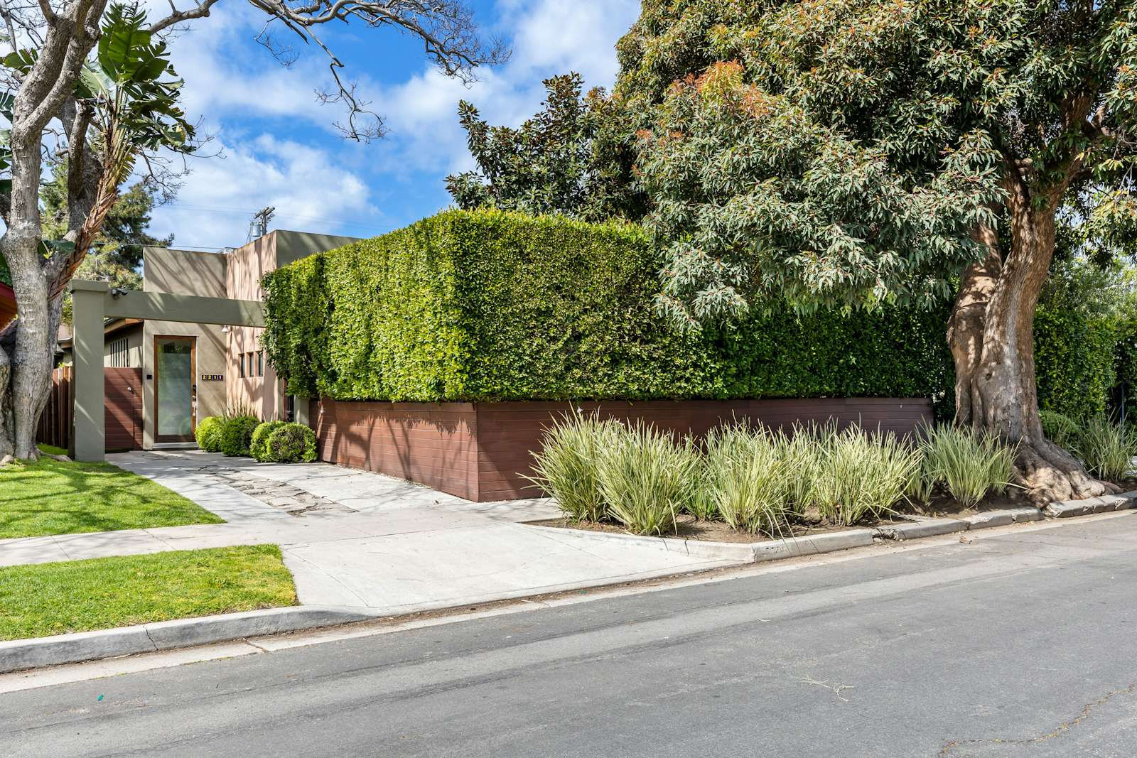 Photo 2 of 11 in Bradley Cooper’s Verdant Venice Bungalow Surfaces for ...