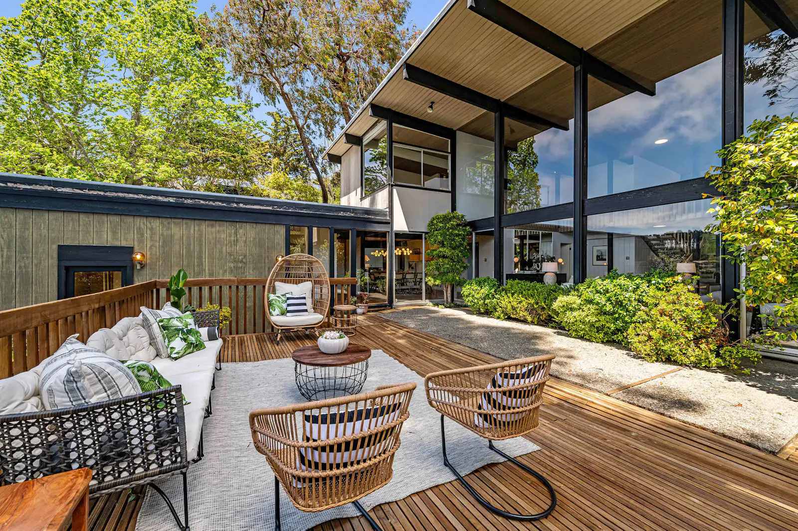 Photo 9 of 10 in Near San Francisco, a Rare Two-Story Eichler Home ...