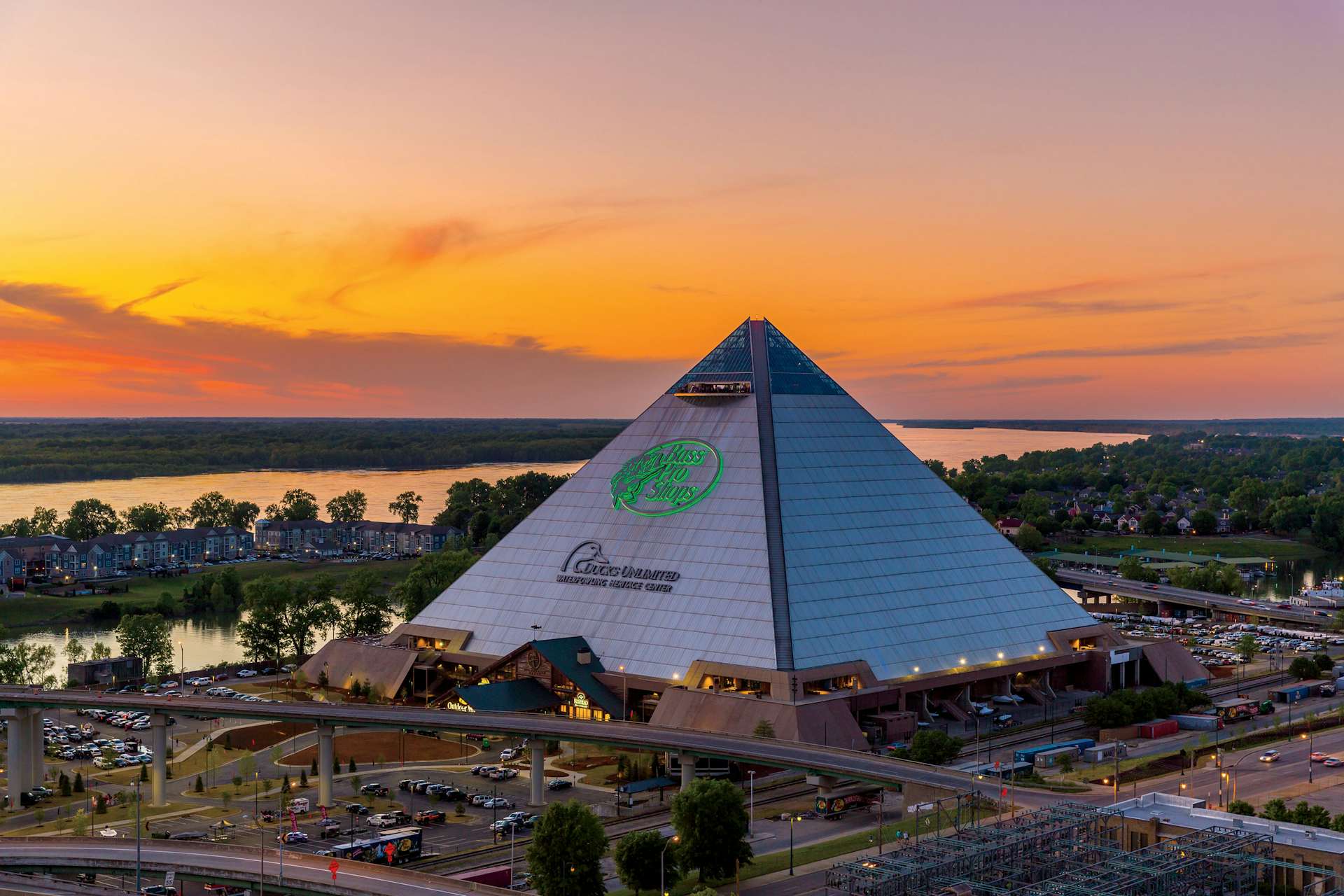 Photo 1 Of 9 In The Best Hotel In America Is Inside The Memphis Pyramid photo-1-of-9-in-the-best-hotel-in-america-is-inside-the-memphis-pyramid