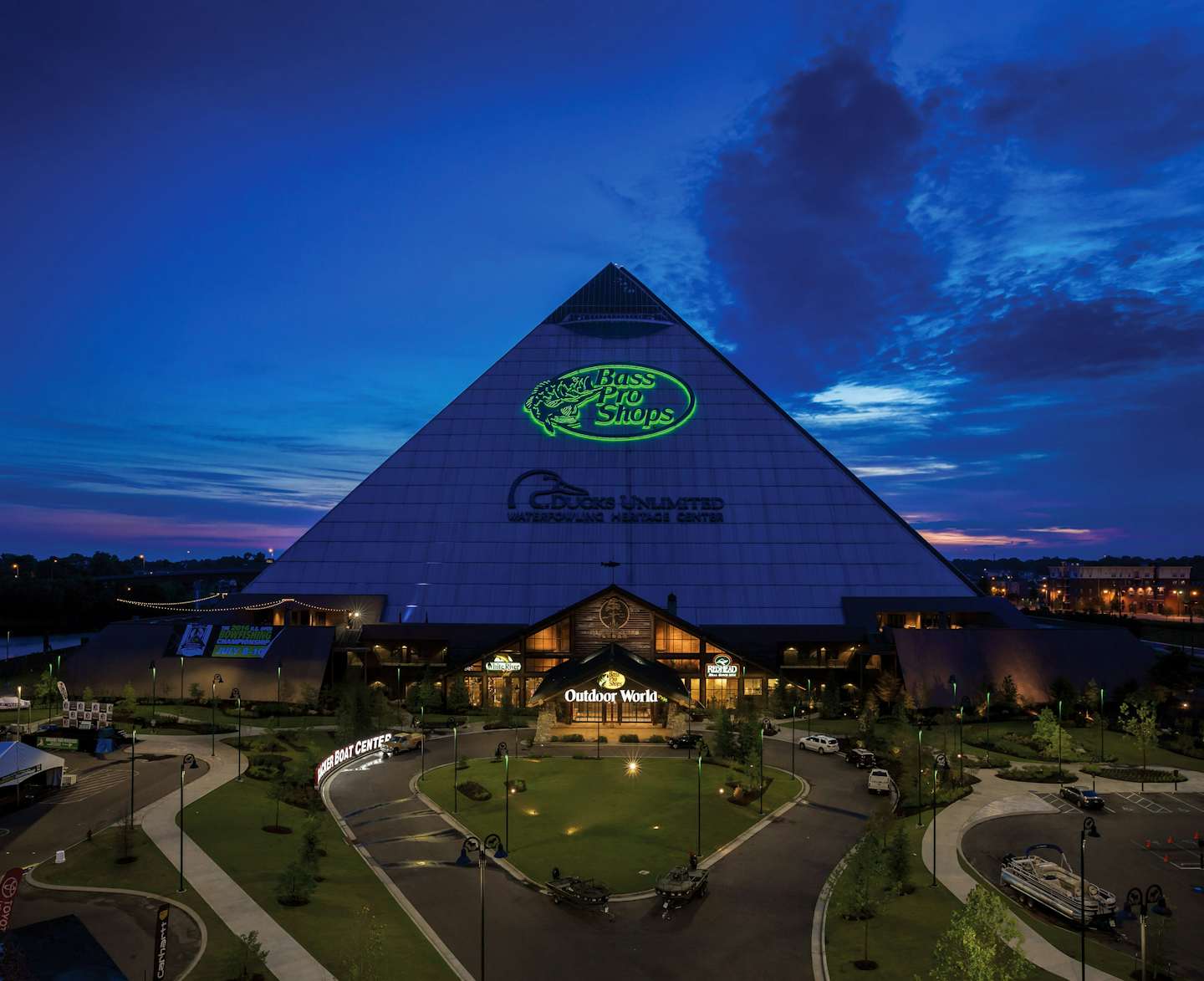 Photo 5 of 9 in The Best Hotel in America Is Inside the Memphis Pyramid ...