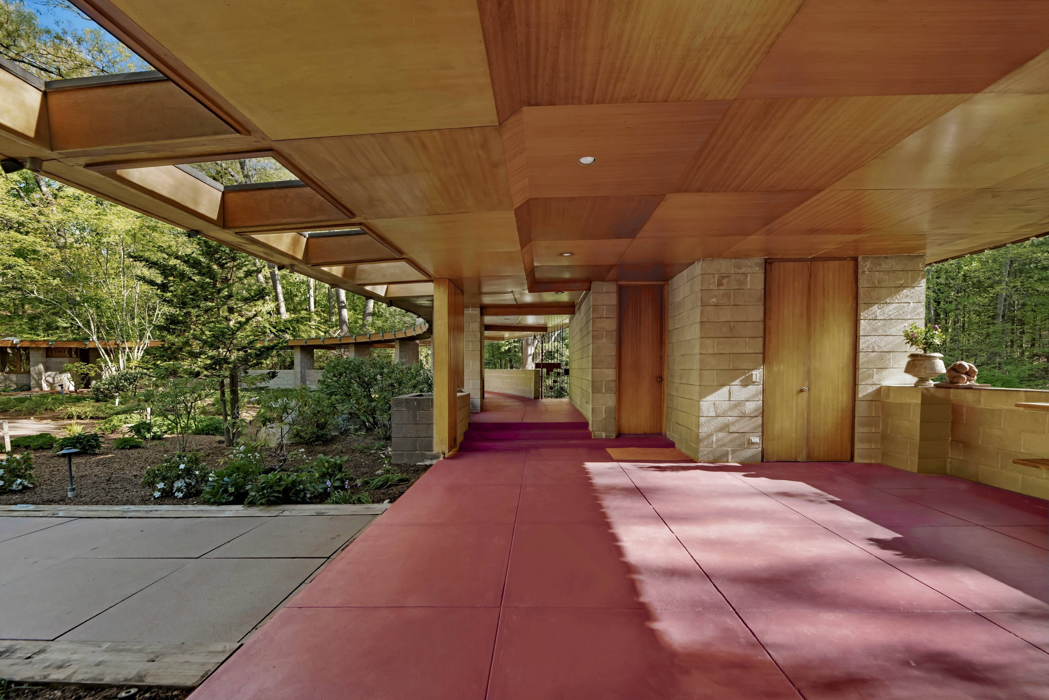 Photo 2 Of 10 In One Of Frank Lloyd Wright’s Largest Homes Just Hit The ...